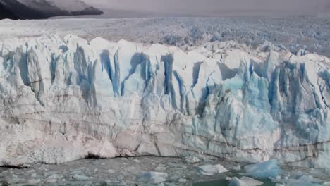 über-Einen-Riesigen-Gletscher-Schwenken,-Wo-Er-Auf-Das-Meer-Trifft