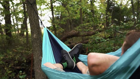 relajarse en una hamaca en el bosque durante una fresca tarde de otoño