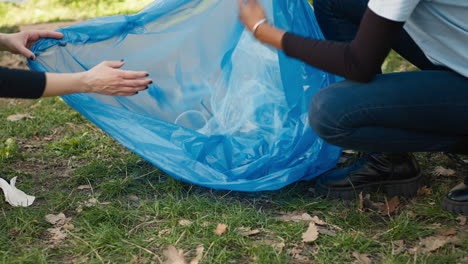 Equipo-De-Activistas-Recogiendo-Basura-Y-Residuos-Plásticos-Para-Reciclar.