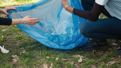 equipo de activistas recogiendo basura y residuos plásticos para reciclar