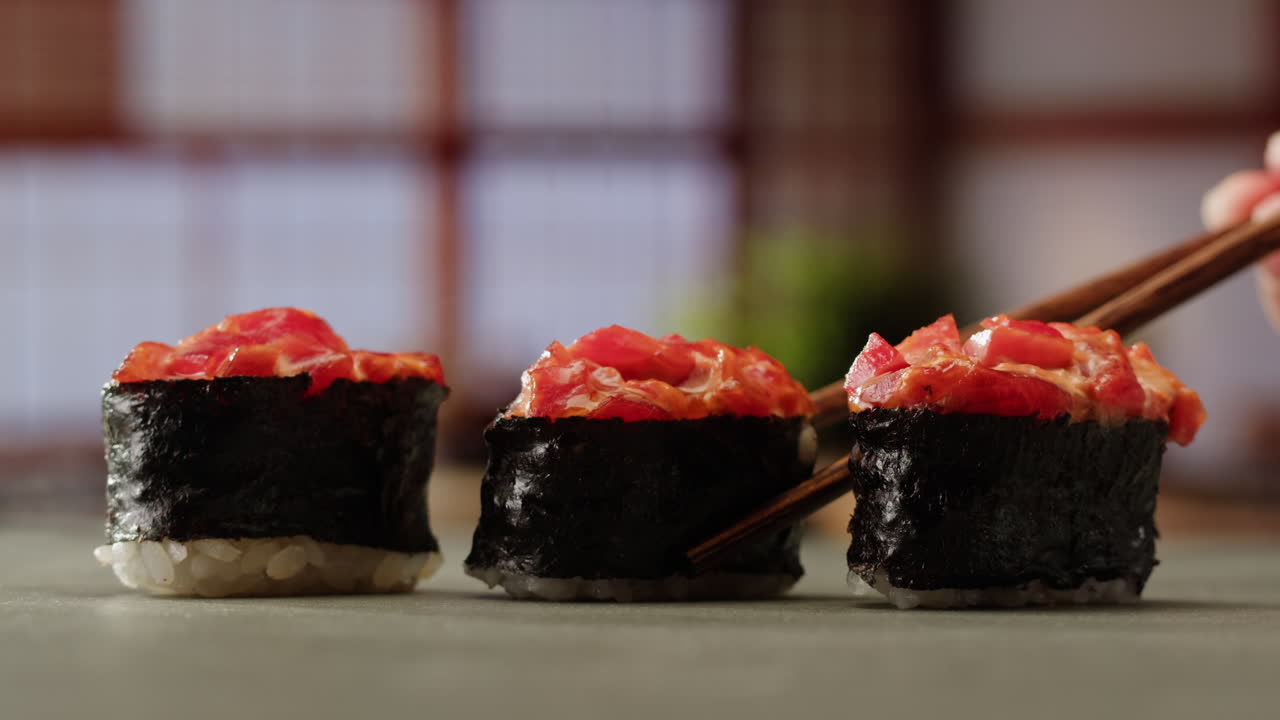 Nahaufnahme von Sushi-Rollen mit Essstäbchen