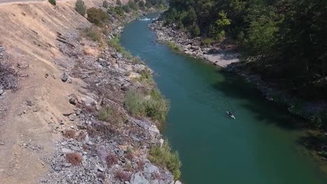 Toma-Aérea-De-Drone-De-Rafting-En-Un-Hermoso-Día-Soleado-En-El-Río-Trinity-En-El-Norte-De-California-3