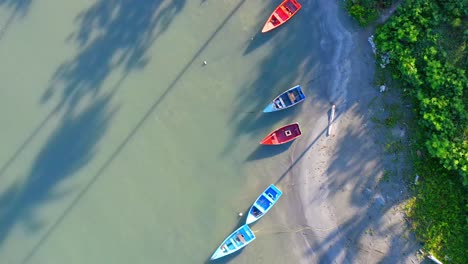 Vista-Aérea-De-Arriba-Hacia-Abajo-Sobre-Coloridos-Barcos-En-La-Desembocadura-Del-Río-Soco,-República-Dominicana