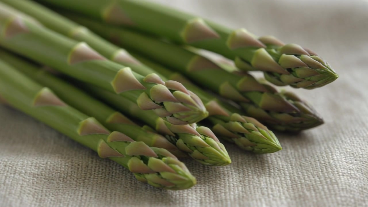 Asparagi verdi freschi su un panno di lino