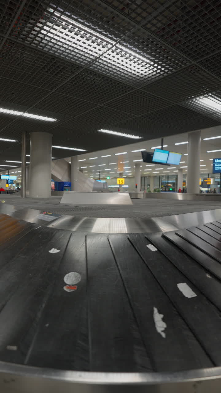 Bagagli in movimento sul nastro di riconsegna bagagli dell'aeroporto
