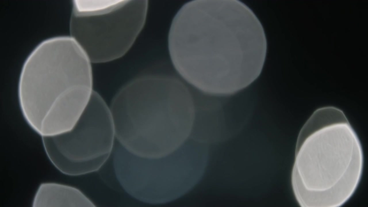 Abstrakt bakgrunn med mykt glødende hvite bokeh-lys