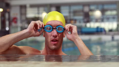 fit man swimming in the pool