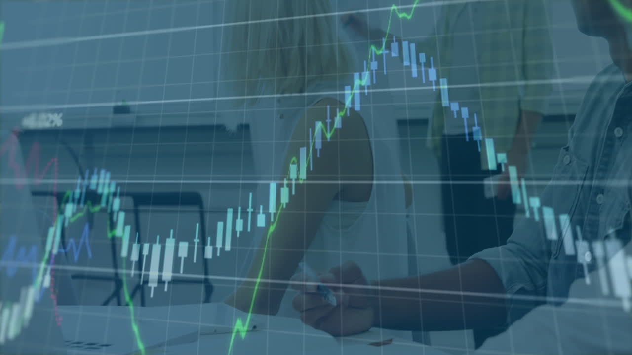 discutiendo en la oficina, gente de negocios con animación de gráficos financieros sobre ellos