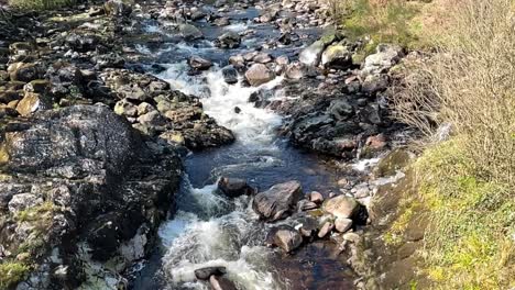 Tiro-Estático-En-Cámara-Lenta-De-Un-Pequeño-Río,-Escocia