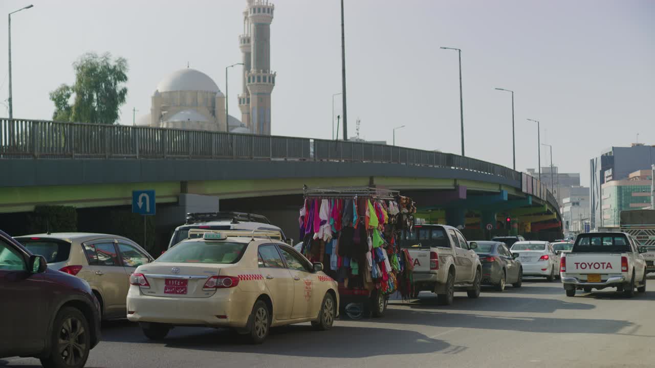 la hermosa mezquita jalil khayat se puede ver en la distancia en erbil, iraq