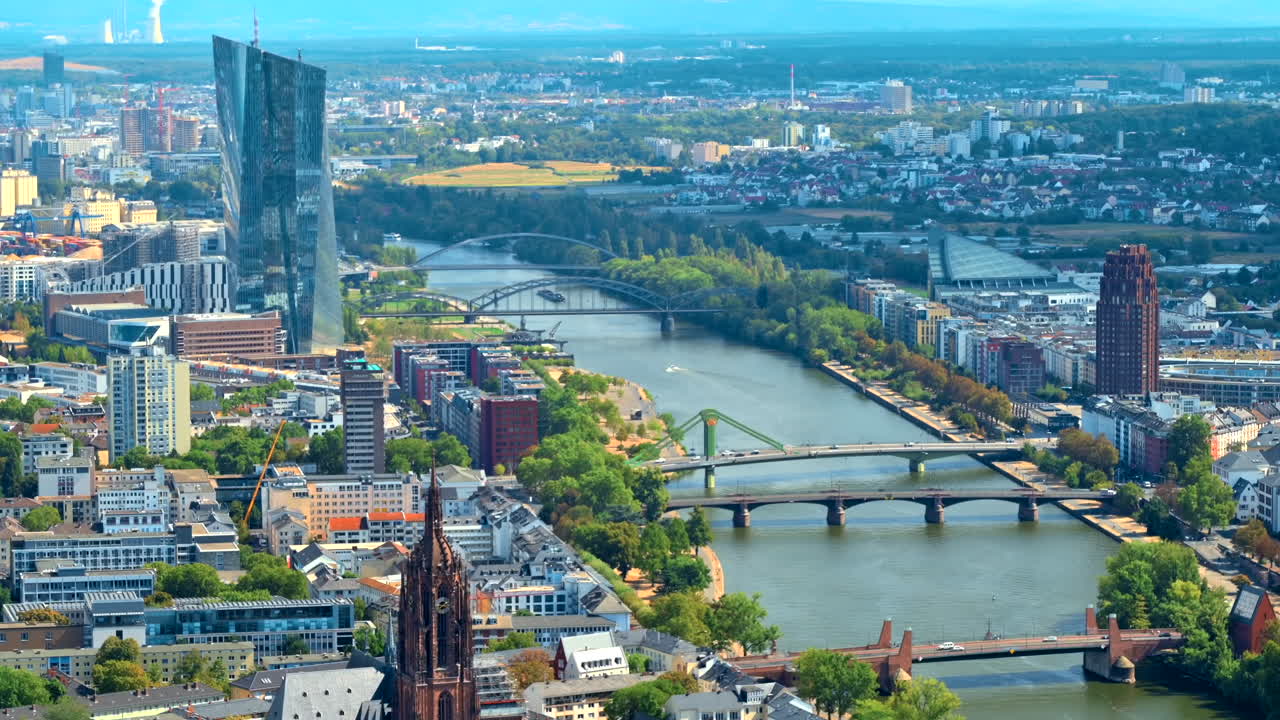 Luftdrone-perspektiv af Main-floden i Frankfurt, Tyskland