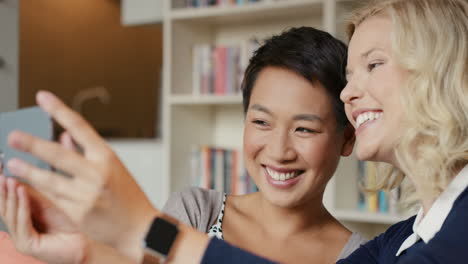 Freunde-Posieren-Für-Selfie