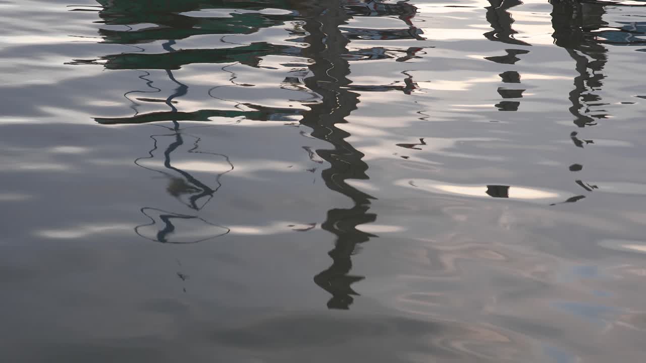 물결 모양을 주조하는 목선의 강에서 잔물결 반사