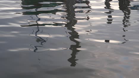 reflexo ondulado no rio de um barco de madeira lançando padrões ondulados