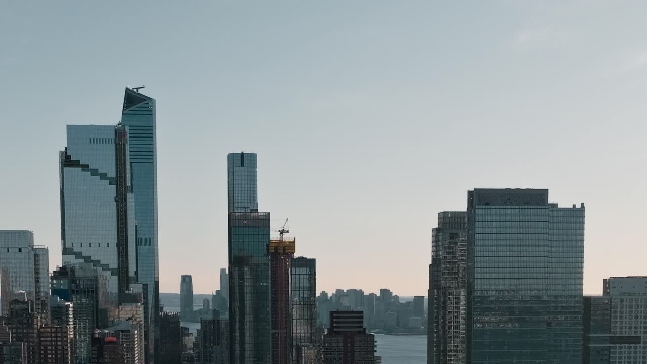 Vista de los rascacielos de Nueva York con agua y horizonte a lo lejos