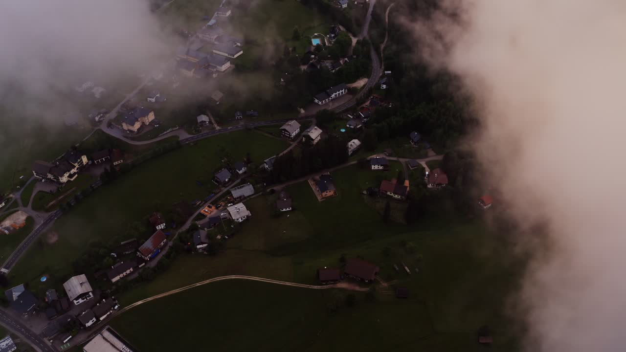 туманная горная деревня сверху