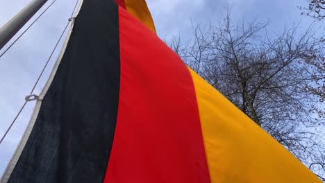 Deutsche-Flagge-Weht-Im-Wind---Zeitlupe