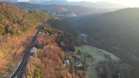 Semmering-Niederösterreich-Waldlandschaft,-Luftdrohnenansicht,-Goldene-Stunde,-Niederosterreich