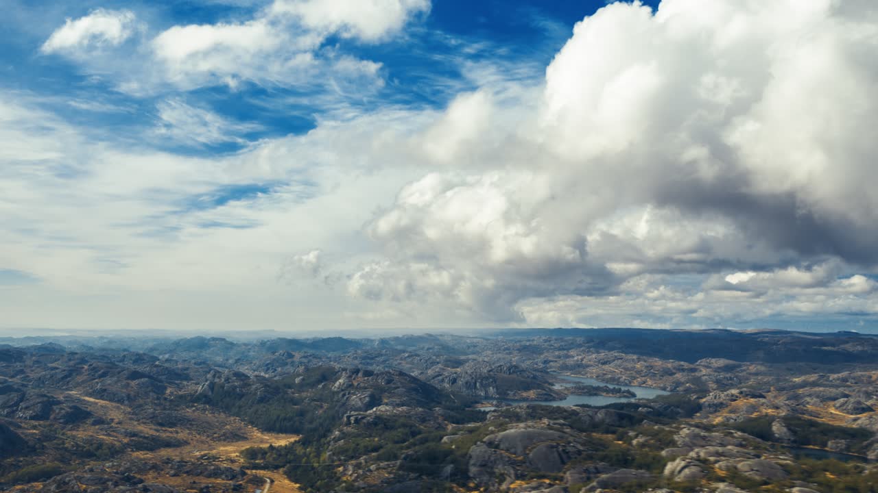 노르웨이 veltlandske hovedvei 주변의 툰드라를 통과하고 소용돌이치는 구름