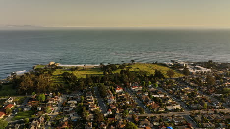 santa cruz california antena v6 drone paso elevado barrio residencial captura campo faro playa estatal y parque y vista paisaje marino al atardecer hora dorada - rodada con cine mavic 3 - mayo de 2022