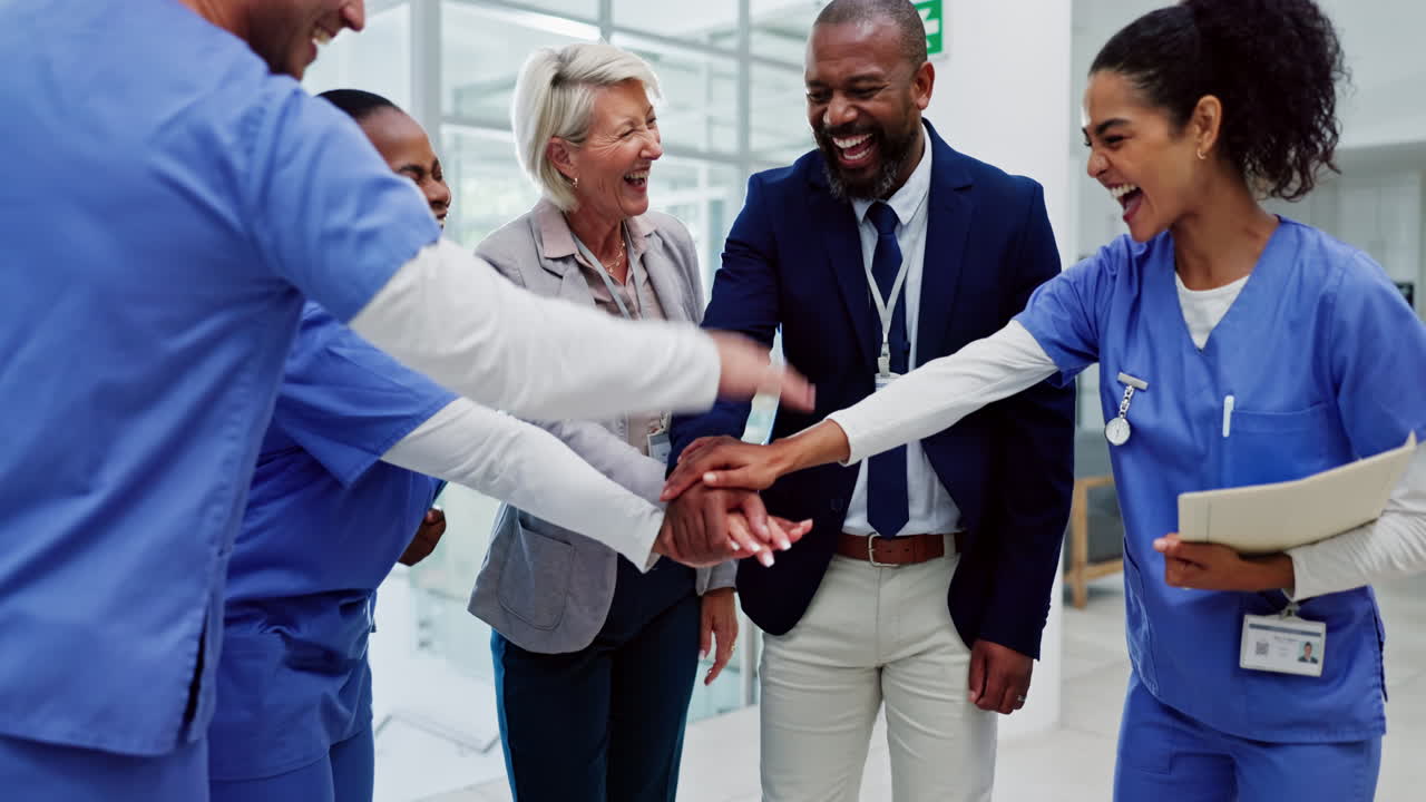 медицинская команда празднует успех.