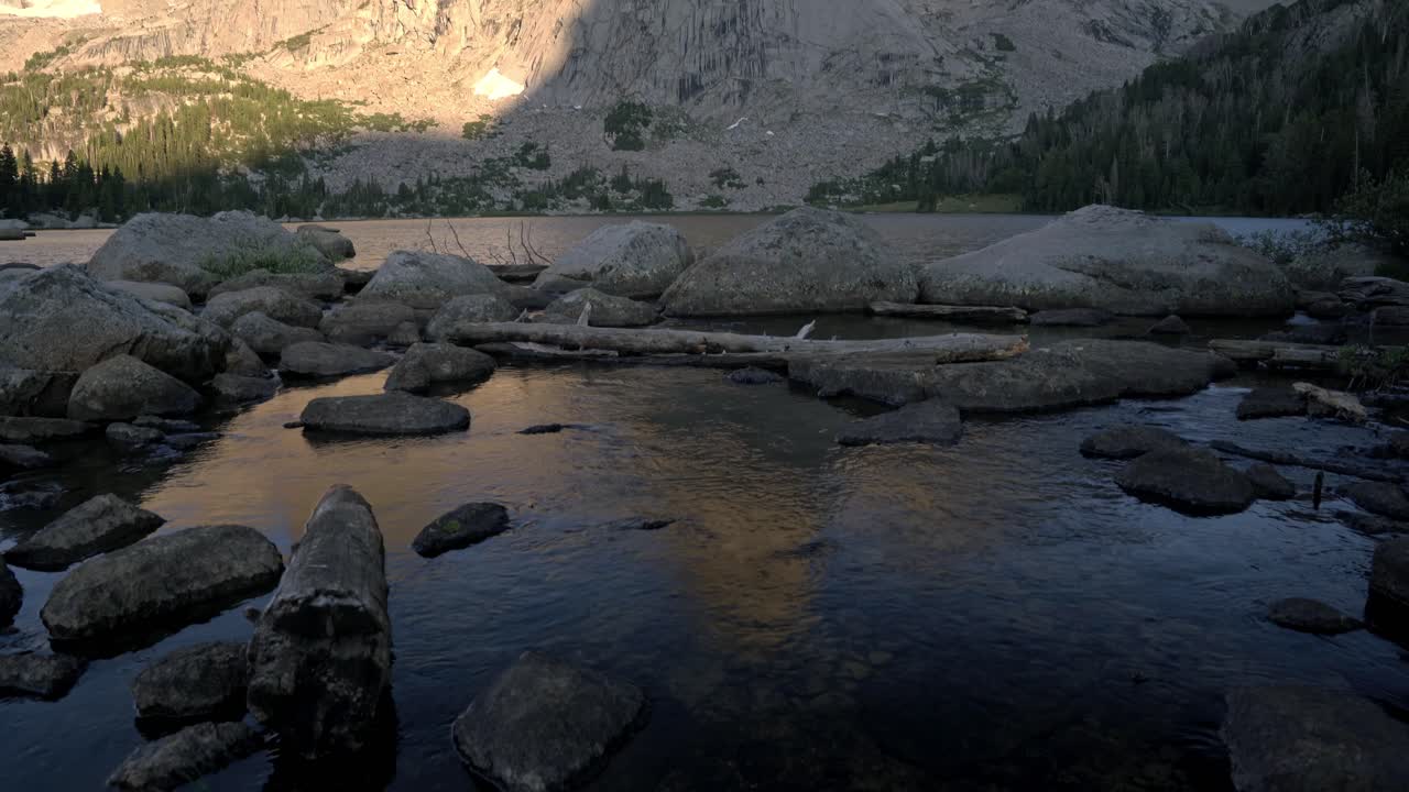 바위 산꼭대기와 평온한 강이 흐르는 타워의 아름다운 풍경, 물 속의 반사