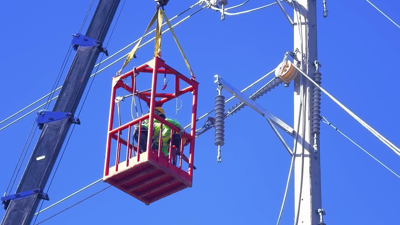 고전선 유지보수를 수행하는 유리티 노동자