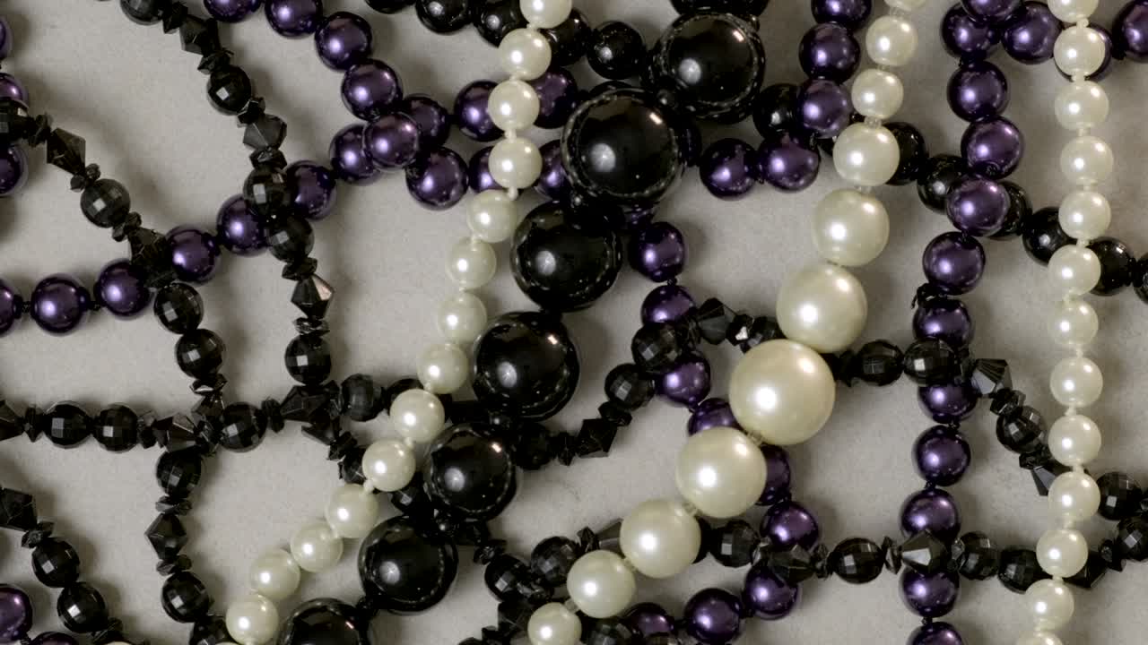hermosas joyas de moda y vintage con piedras preciosas brillantes, perlas y diamantes para mujeres