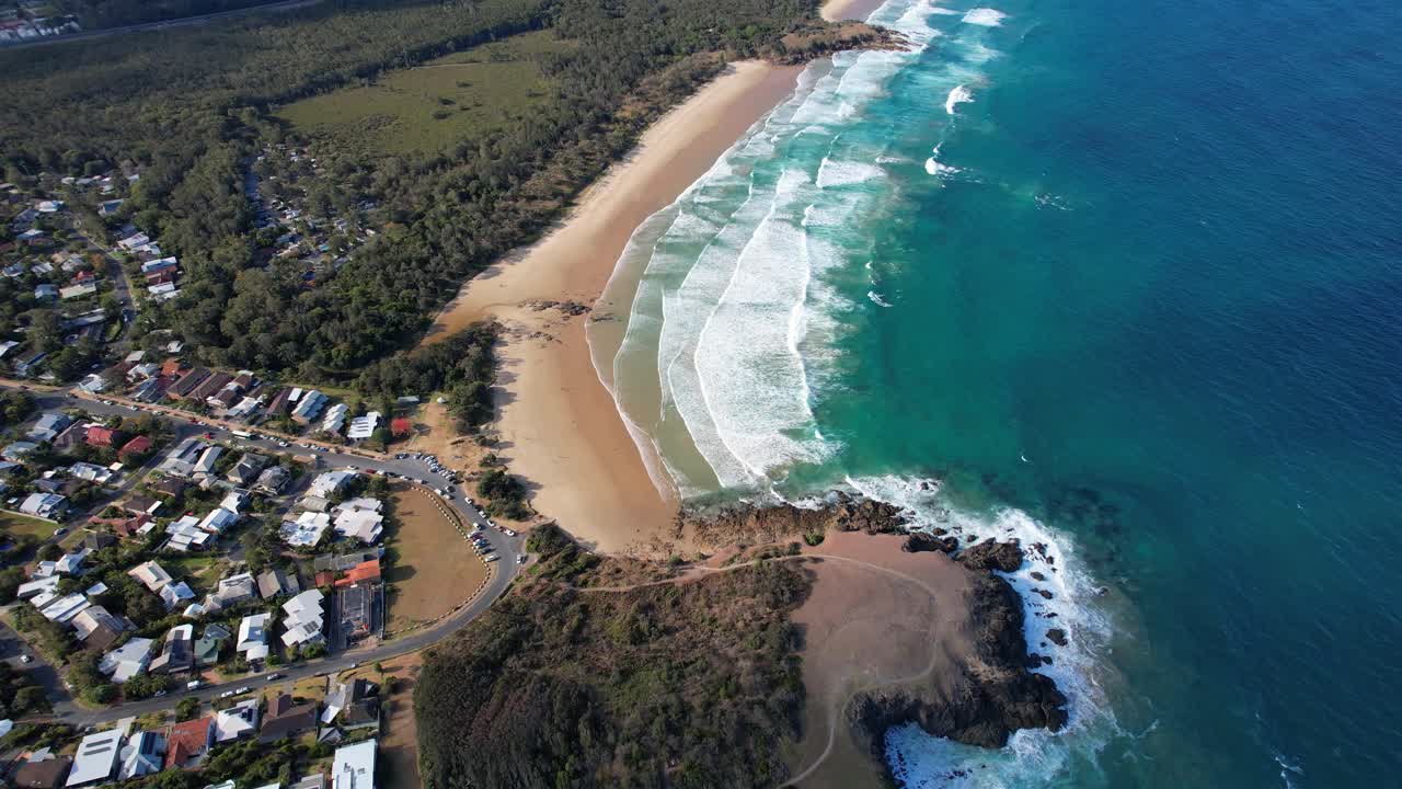 Veduta aerea della città costiera di Emerald Beach vicino a Coffs Harbour nel Nuovo Galles del Sud, Australia