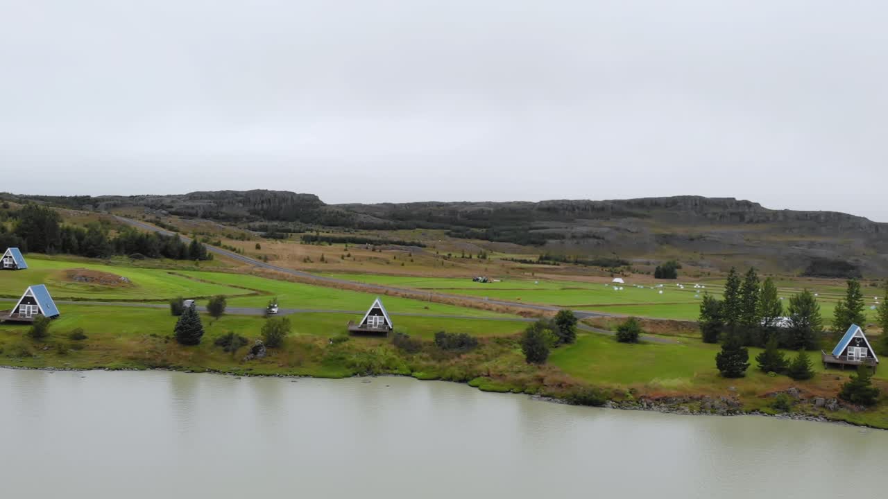 antena de lindas casas de vacaciones cerca de un lago en islandia