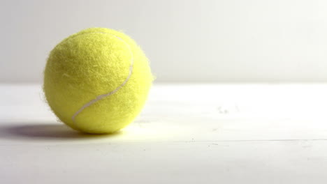 primer plano de una pelota de tenis