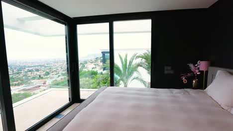 elegante cama tamaño queen en villa con ventanas de piso a techo con vista a calp, españa