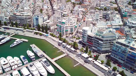 Vista-Aérea-De-Drones-En-El-Pireo,-Grecia,-Encima-Del-Puerto,-Yates,-Barcos,-Bienes-Raíces-Durante-El-Día-Soleado-De-Verano-2