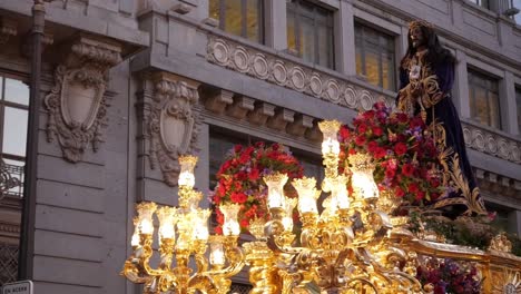 Primer-Plano-Del-Carro-Iluminado-De-Jesús-De-Nazaret-Durante-El-Viernes-Santo-En-La-Procesión-De-Semana-Santa,-Madrid,-España