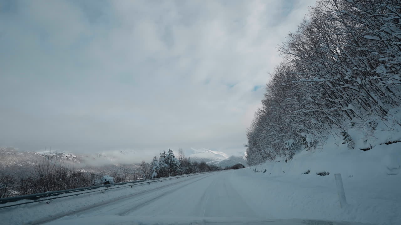 겨울에 노르웨이의 서쪽 피오르드를 통해 운전하는 pov 비디오, 눈 인 도로를 따라 여행을 보여줍니다.