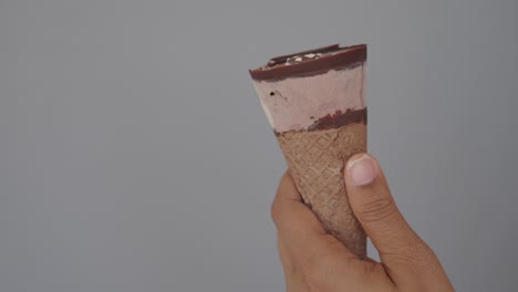 cono de helado de chocolate de mano