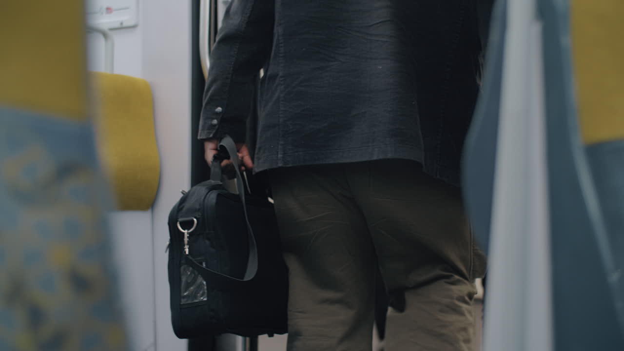 지하철에서 내려오는 통근객 들