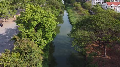 在泰國城市的窄<unk>運河水道上空拖車