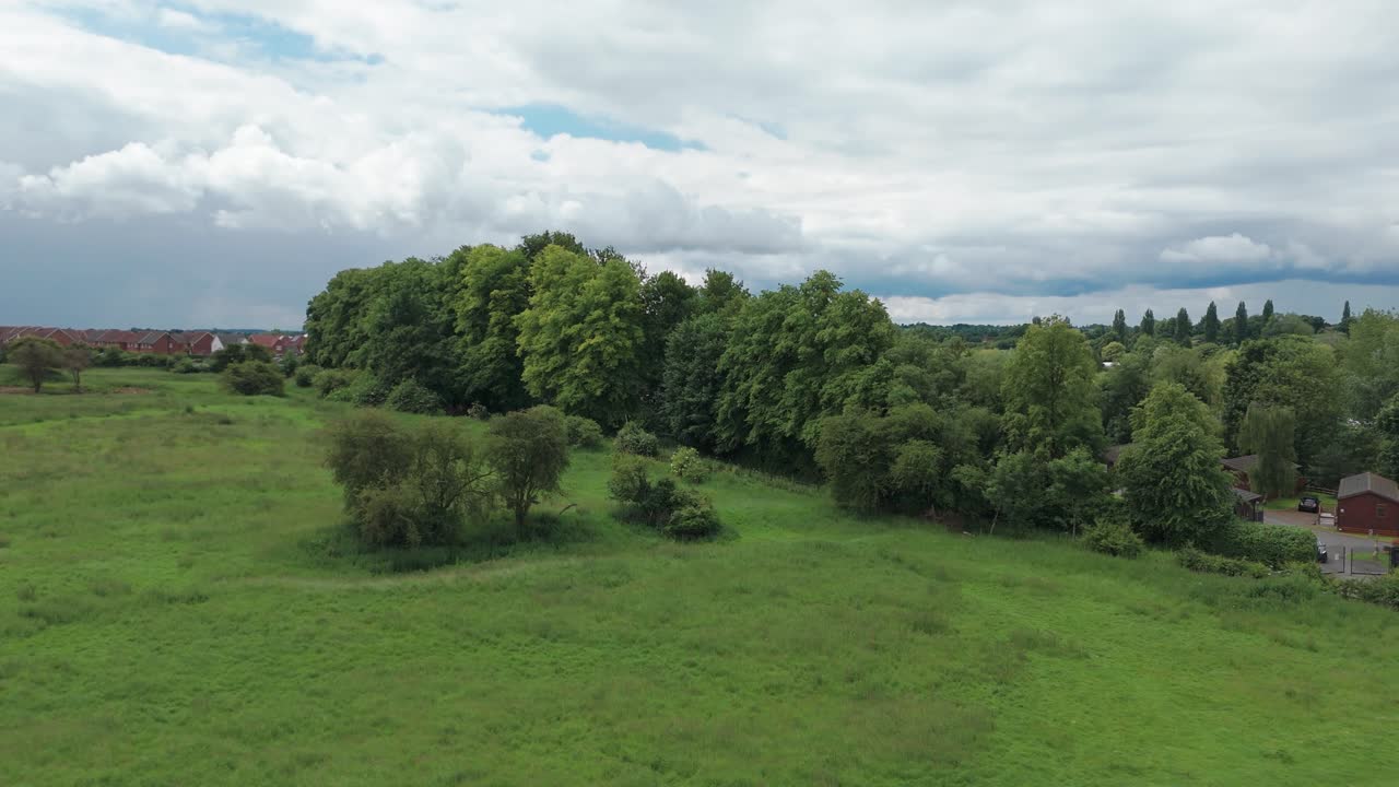 vista aérea del parque wicksteed bajo las nubes en kettering, inglaterra