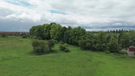 Aerial-view-of-revealing-Wicksteed-park-under-clouds-in-Kettering,-England