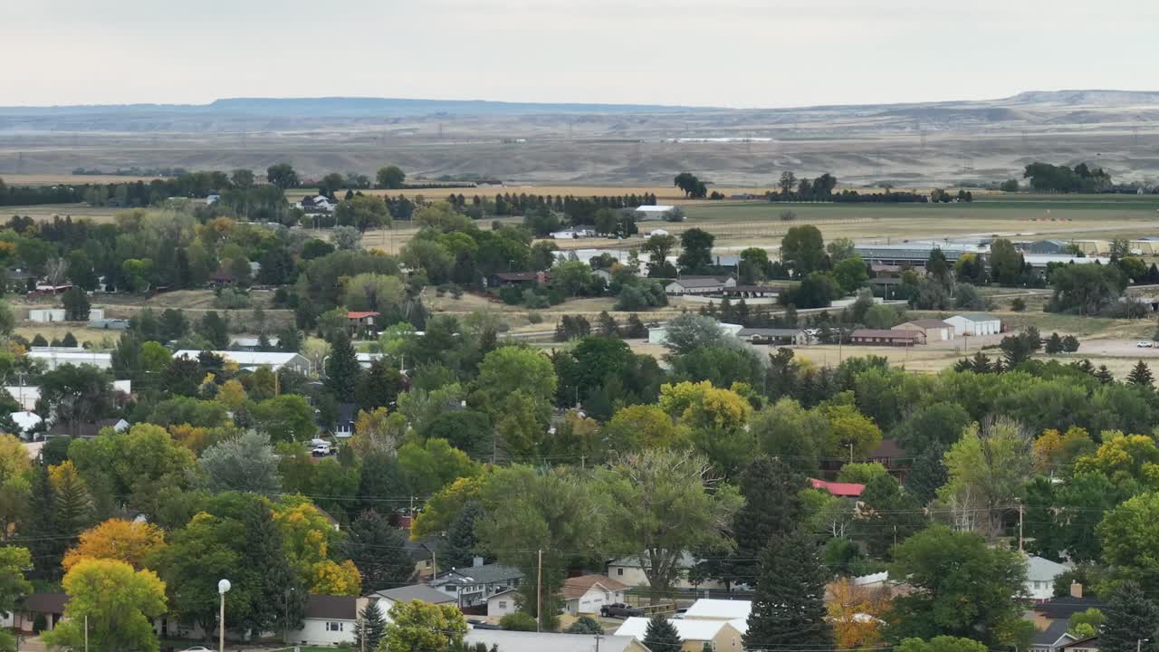 Wheatland Wyoming drönare 4K-videos, stigning och panorering av staden