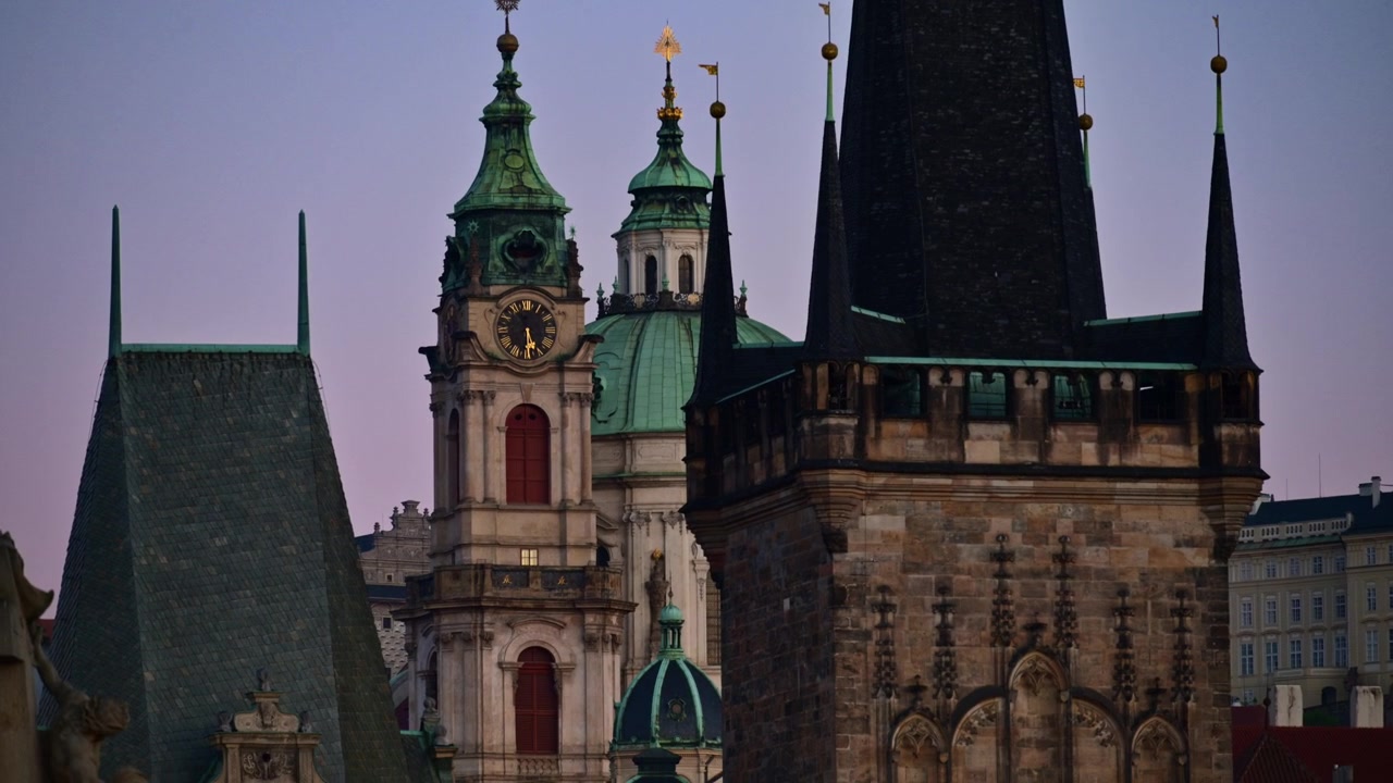 Torre Gotica del Ponte di Malá Strana con la torre dell'orologio e la cupola della Chiesa di San Nicola sullo sfondo, Praga, Repubblica Ceca