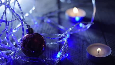 Weihnachtshintergrund-Mit-Kugeln,-Blauen-Lichtern-Und-Kerzen