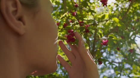 Nahaufnahme-Der-Naturfrau,-Die-Im-Garten-Blühende-Blumen-Riecht-Und-Den-Natürlichen-Duft-Genießt