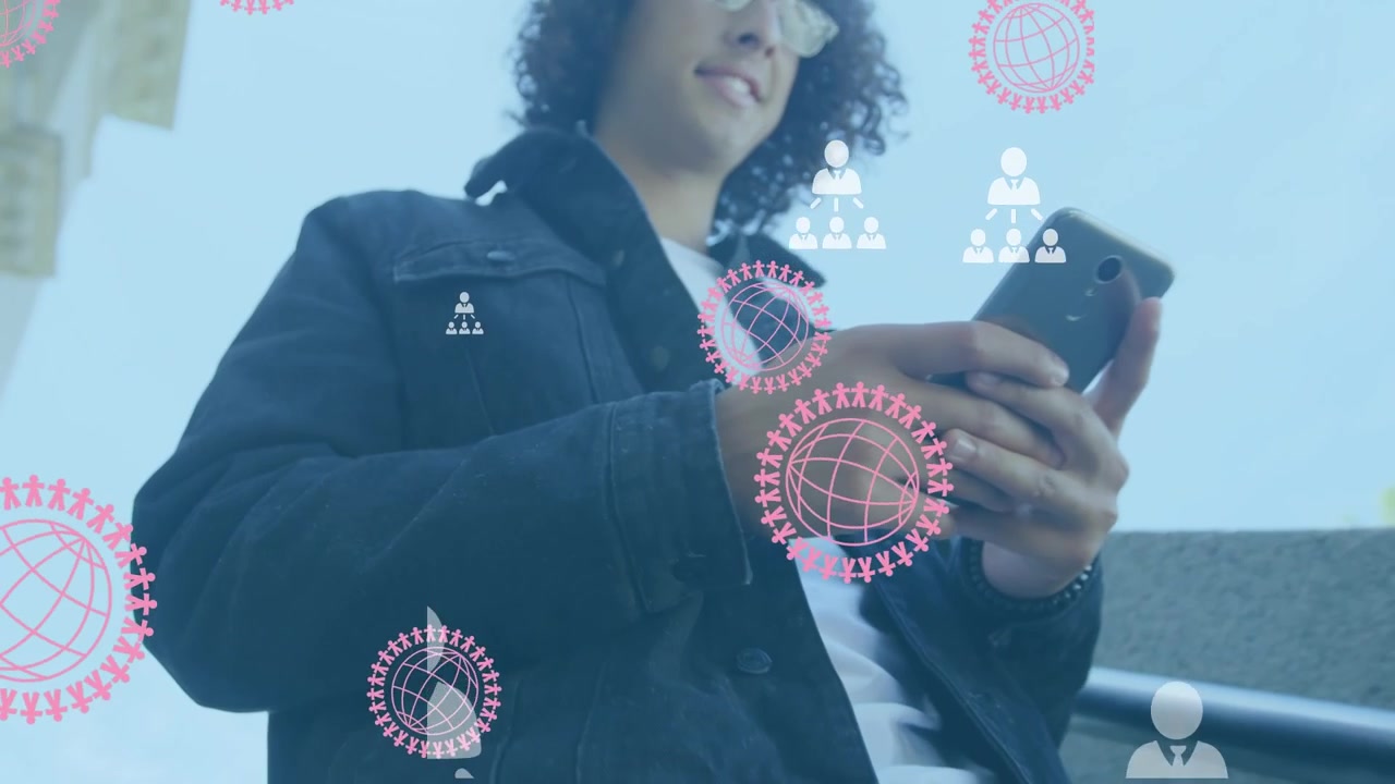 Animazione di elaborazione dati su uomo che usa lo smartphone