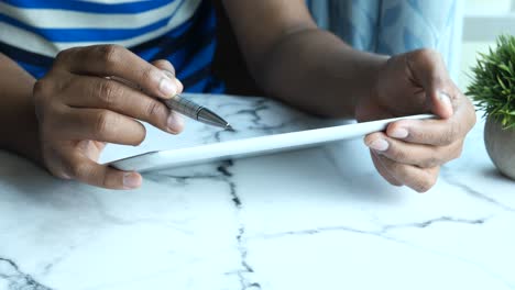 persona que utiliza una tableta con un lápiz