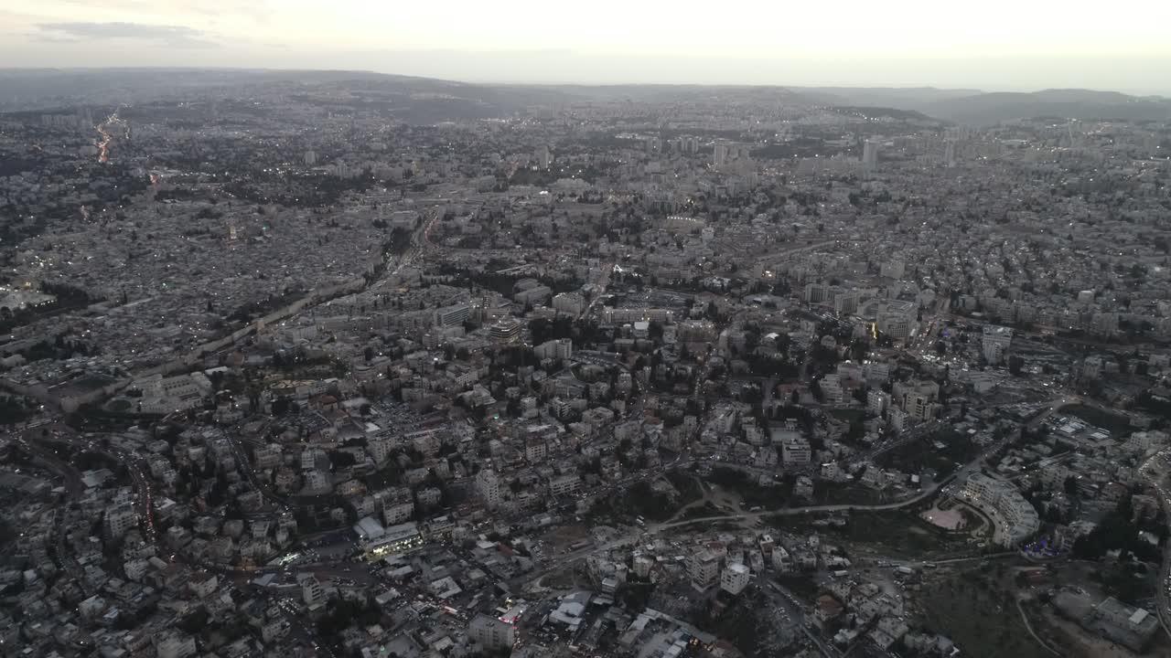 예루살렘 시, 이스라엘. 해가 지는 시간. 예루 구시가지의 전망. 지역 건축물과 지역. 배경의 도시 풍경과 도로