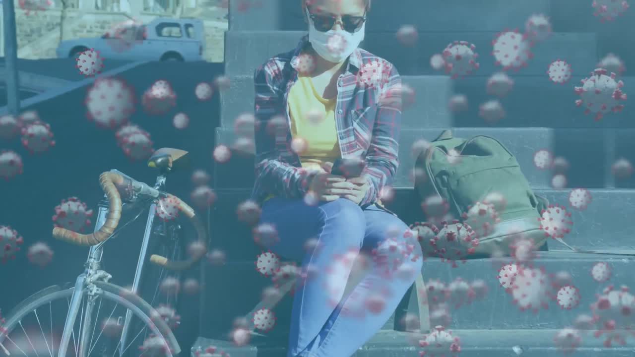 animación del coronavirus covid19 flotando con una mujer asiática con máscara facial afuera