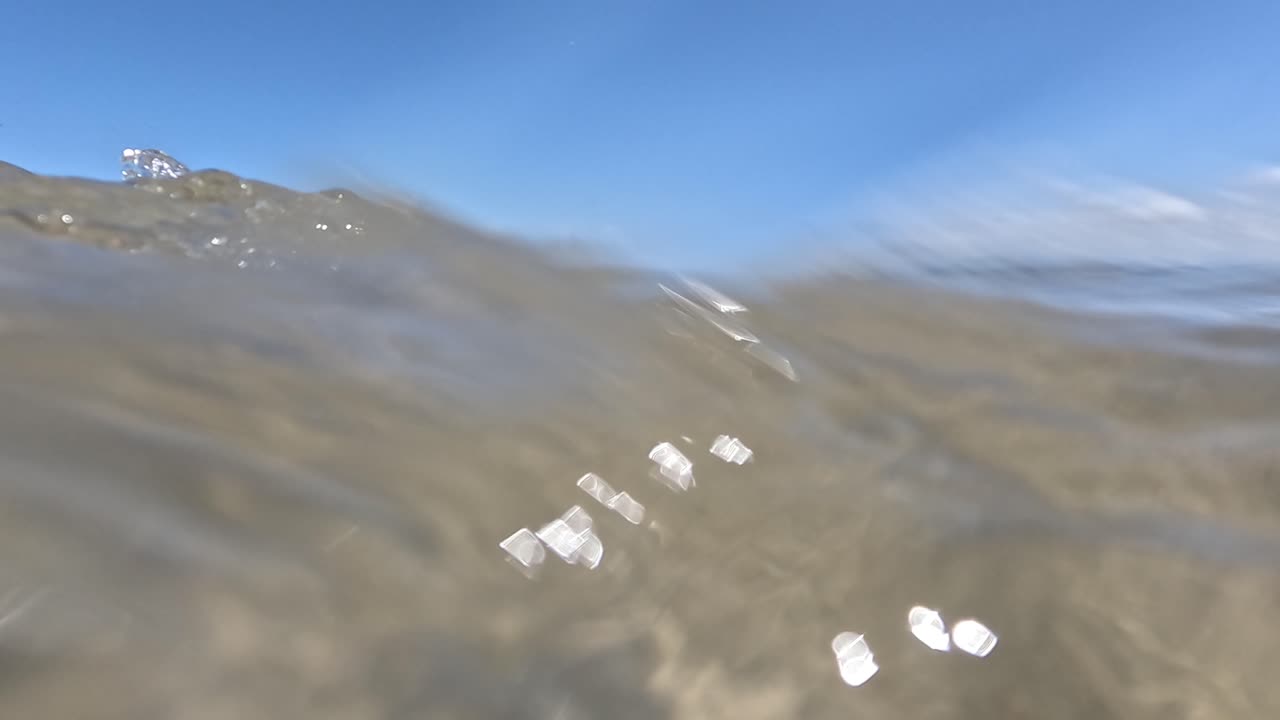 해변 의 부드러운 파도 와 은 물