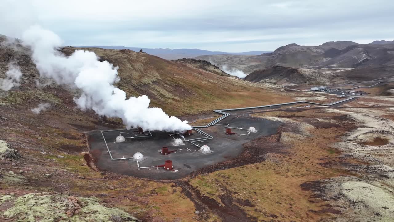 아이슬란드의 지열 발전소에서 고온의 시추공과 파이프에서 피어오르는 연기의 조감도